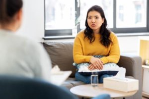 Therapist leading woman through dual diagnosis treatment